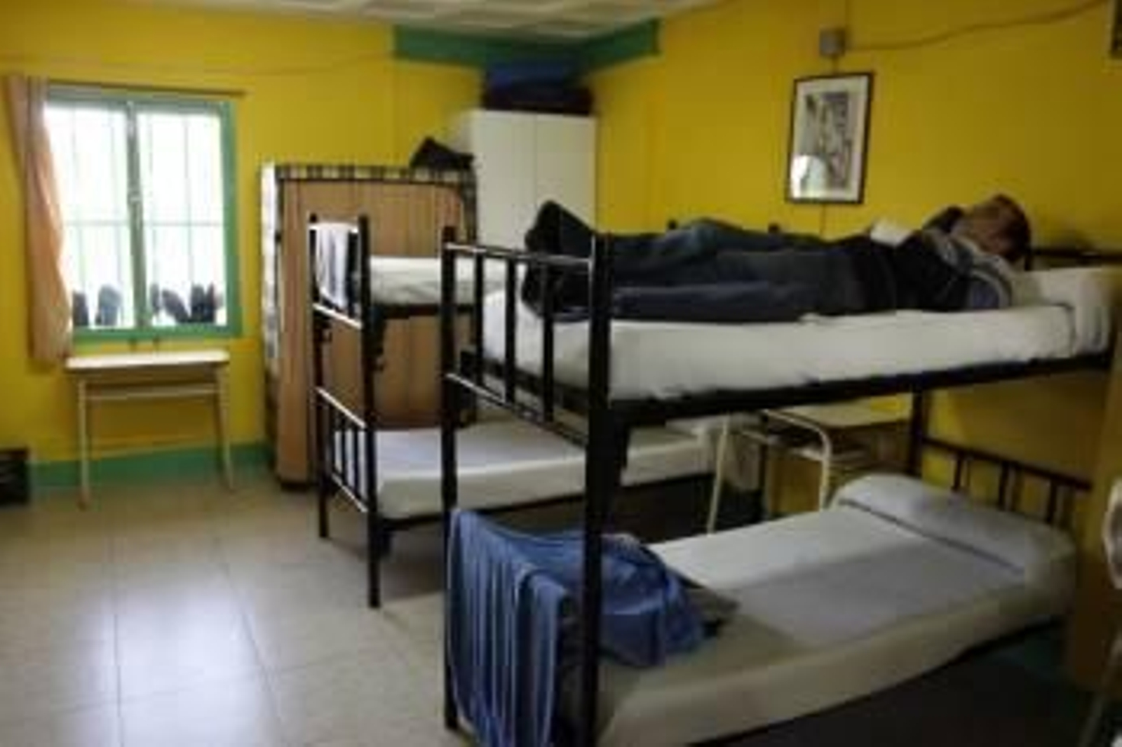 Un interno de la prisión de Pereiro de Aguiar descansa en su celda. (Foto: XESÚS FARIÑAS)