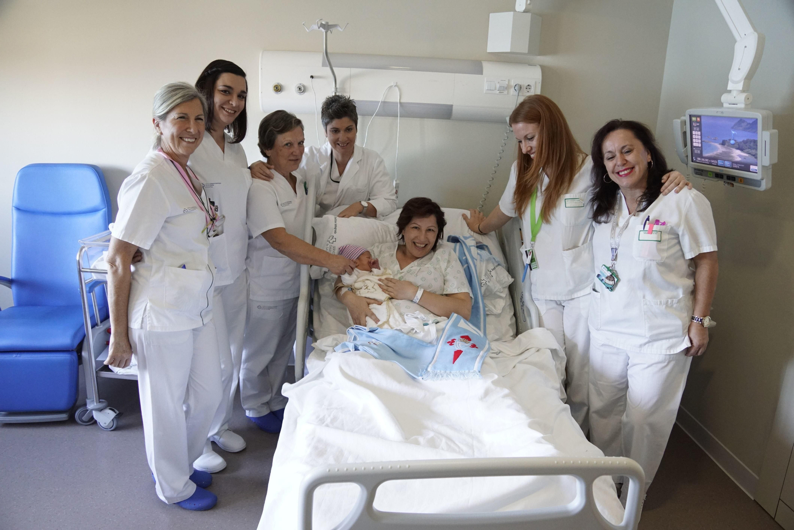 El equipo sanitario del Hospital Álvaro Cunqueiro posan con la madre y el recién nacido.