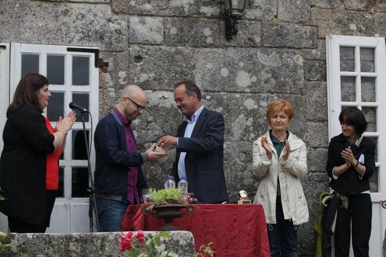 Diego Ameixeiras recibe o galardón de mans de Francisco Fumega, en presencia de Mercedes Gallego e Ana Acuña.