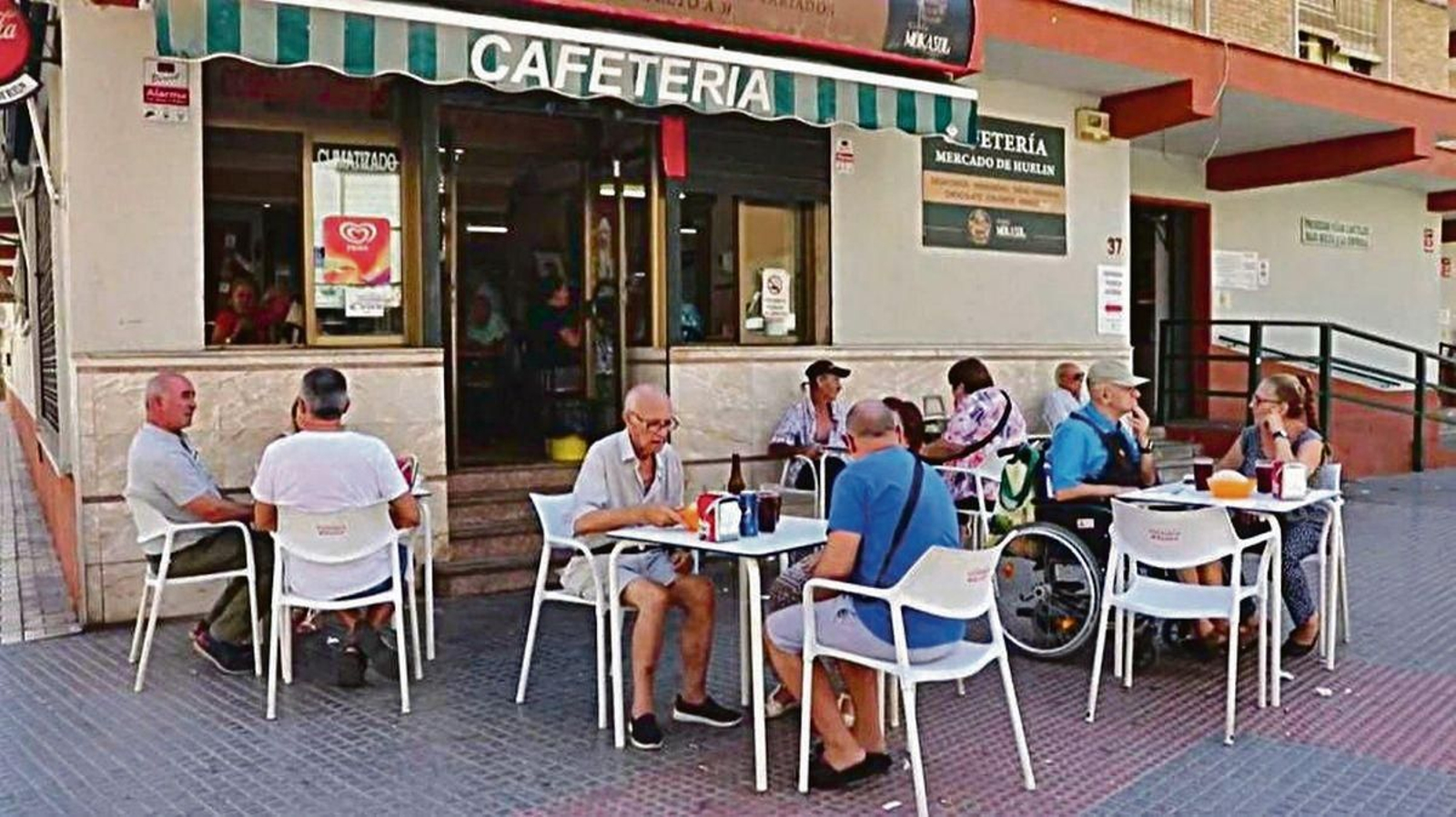 Comensales en la terraza del bar de Carmen Martín.
