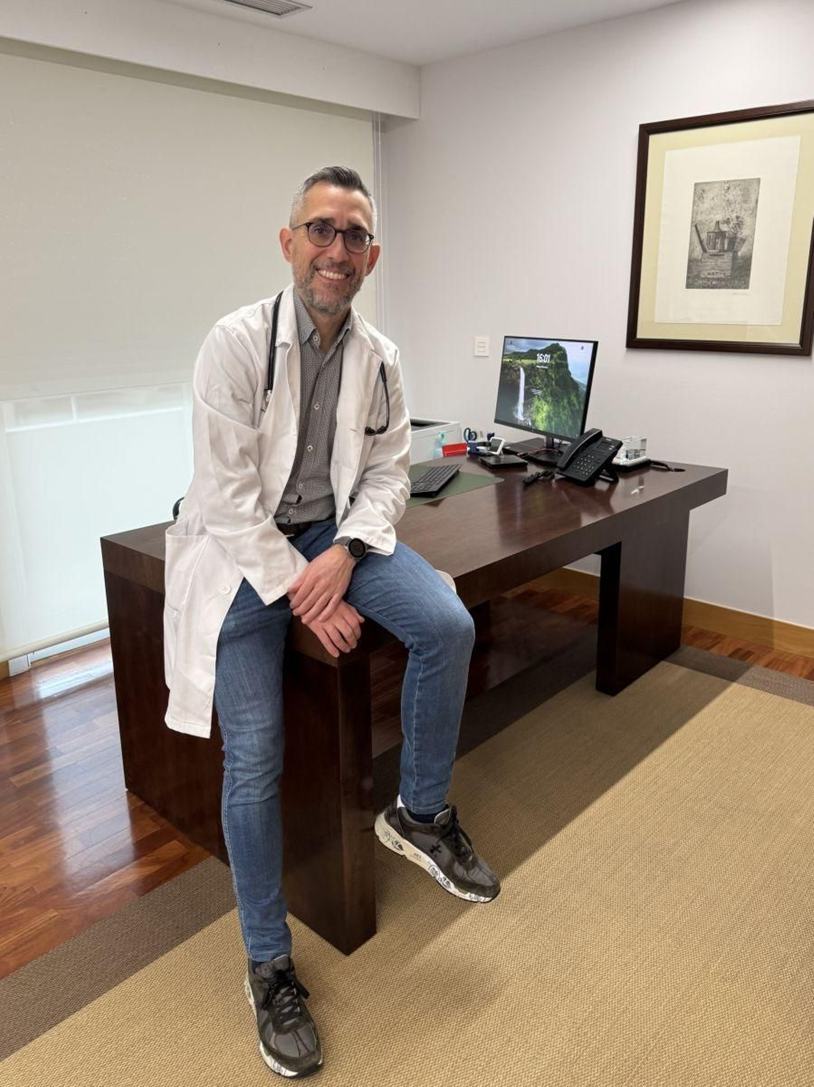 El doctor Yago Mouriño, en su despacho de Interna Ourense.