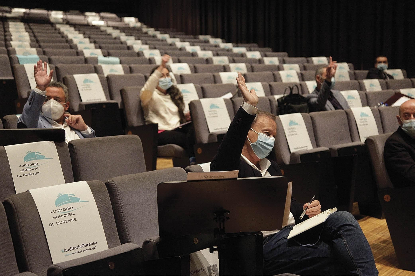 PSOE y BNG se abstienen, ante la mirada de Araújo (Cs) (MIGUEL ÁNGEL).