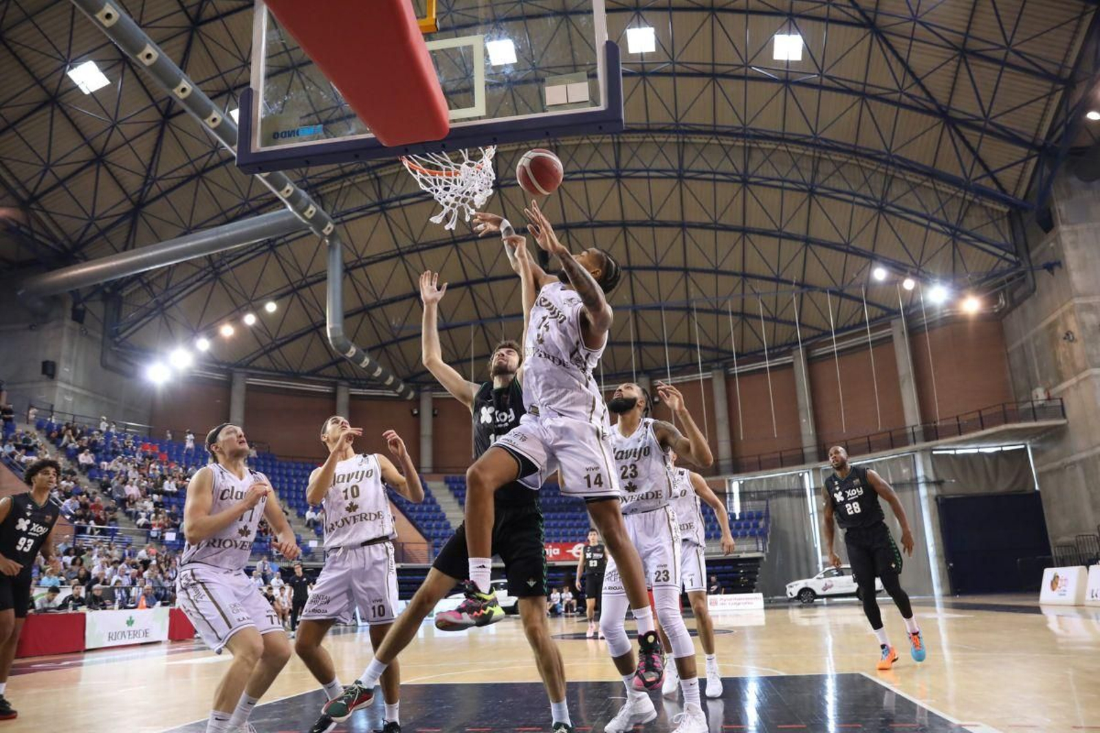 Jugadores del Clavijo saltan a por una pelota
