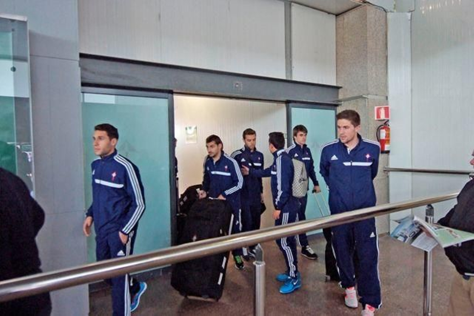 Hugo Mallo, Jonny, Sergio, Orellana, Aurtenetxe y Fontás, a la llegada del equipo ayer a Peinador.