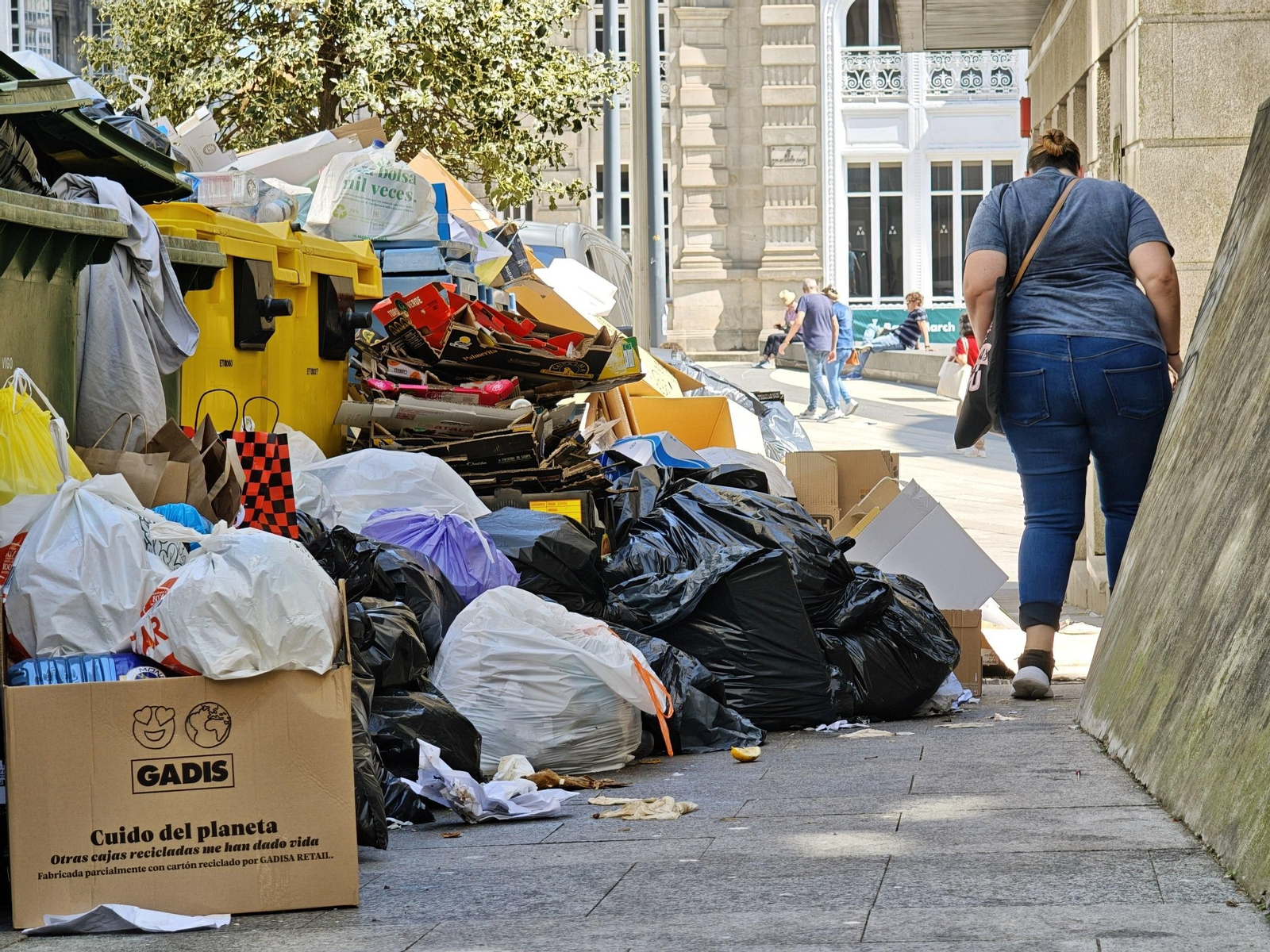 Galería | Vigo, bajo la presión de la basura tras tres días de huelga