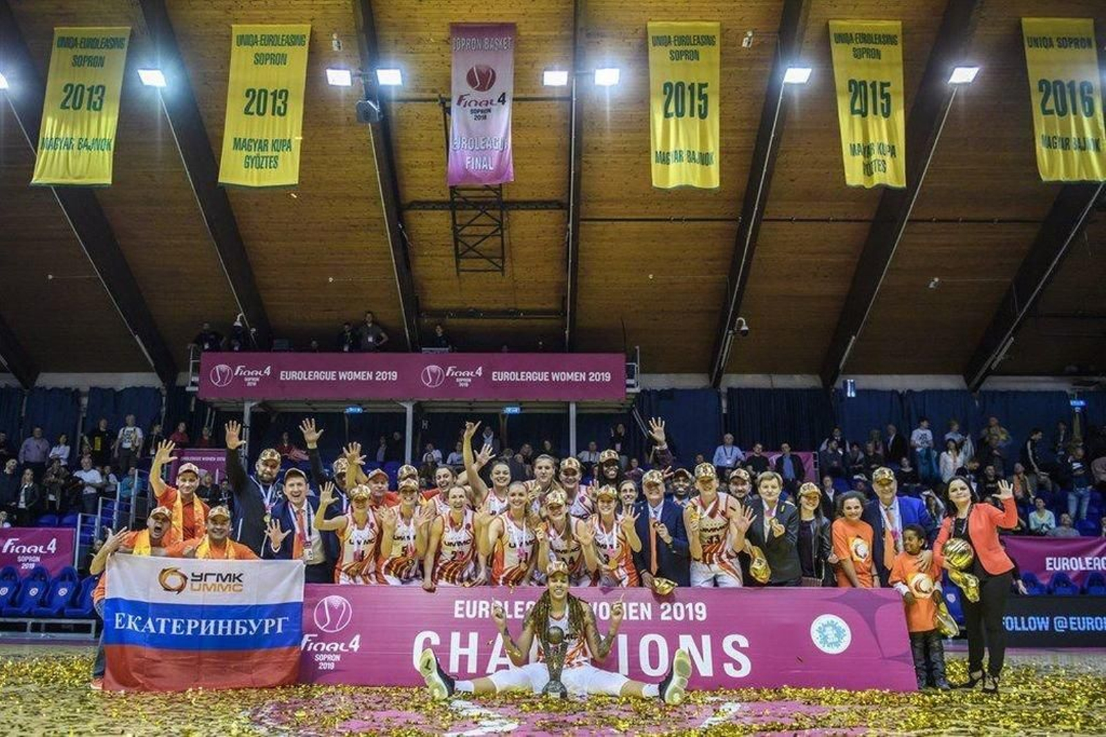 Miguel Méndez (2d) celebra con su familia y el equipo la victoria del Ekaterimburgo en la final de la Euroliga.