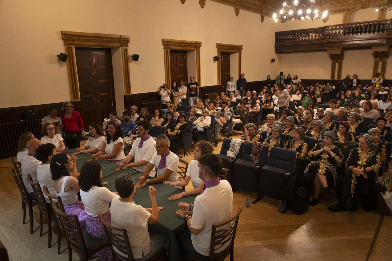 La agrupación Aula Danzas do Mundo durante la función en el Liceo.