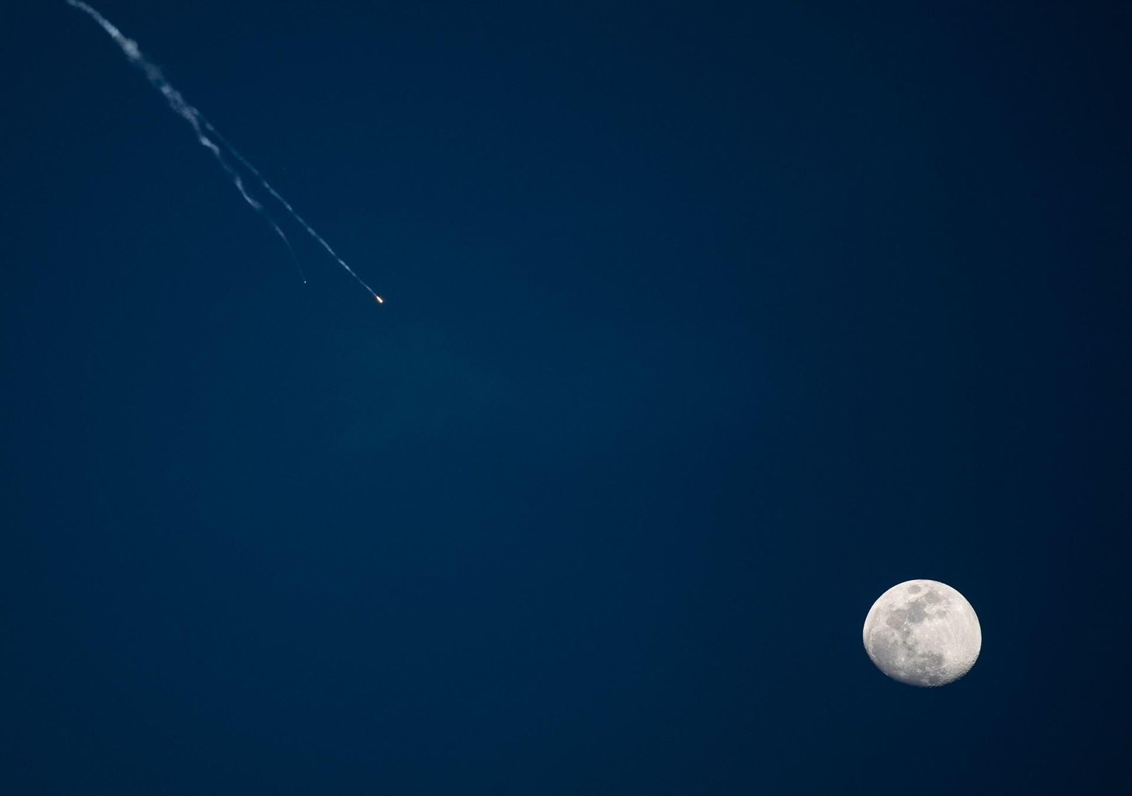 Misiles sobre el cielo nocturno