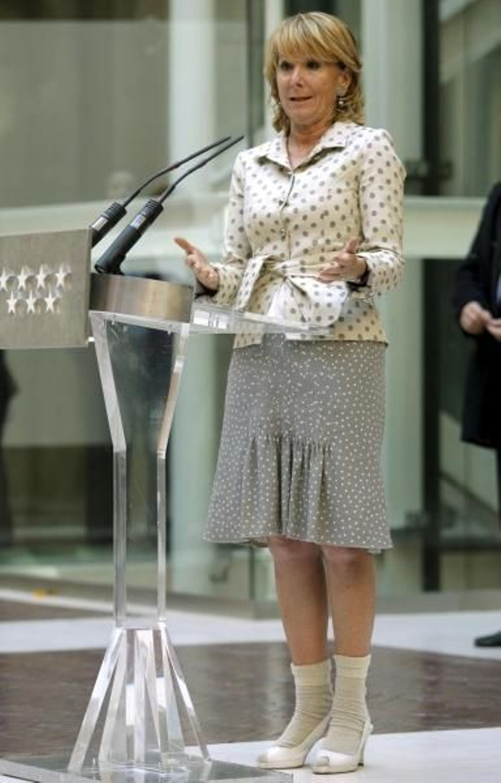 Imagen completa de la presidenta de la Comunidad de Madrid. (Foto: EFE)