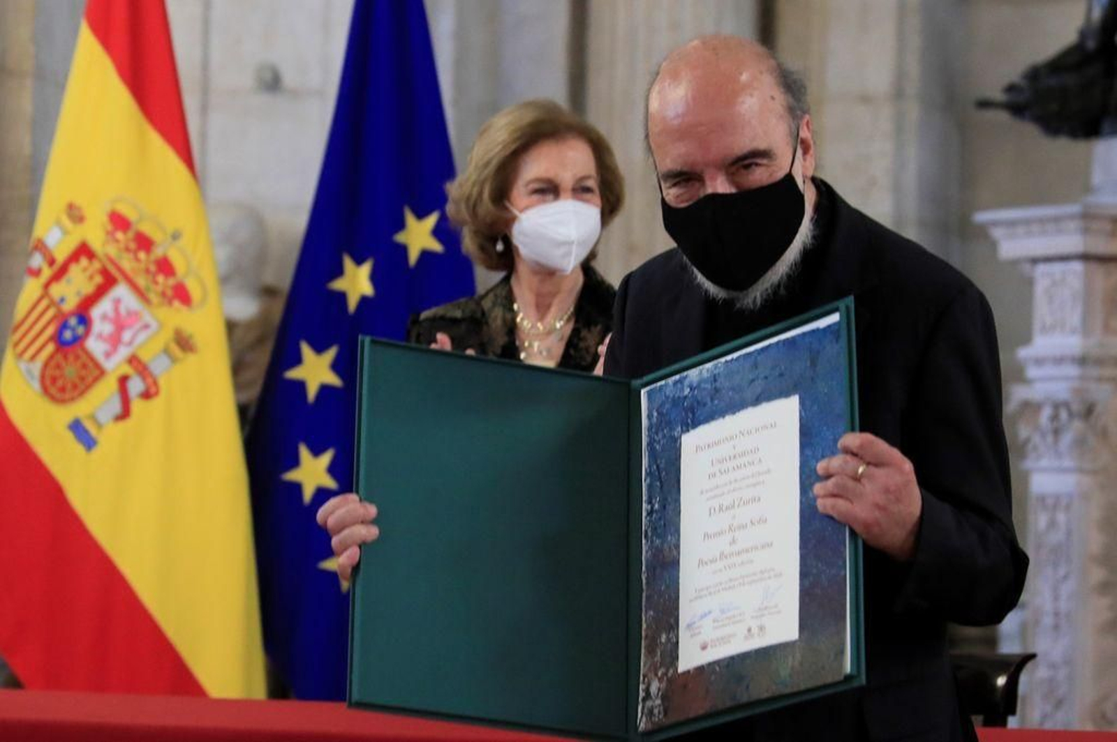 El poeta Raúl Zurita y la reina Sofía.