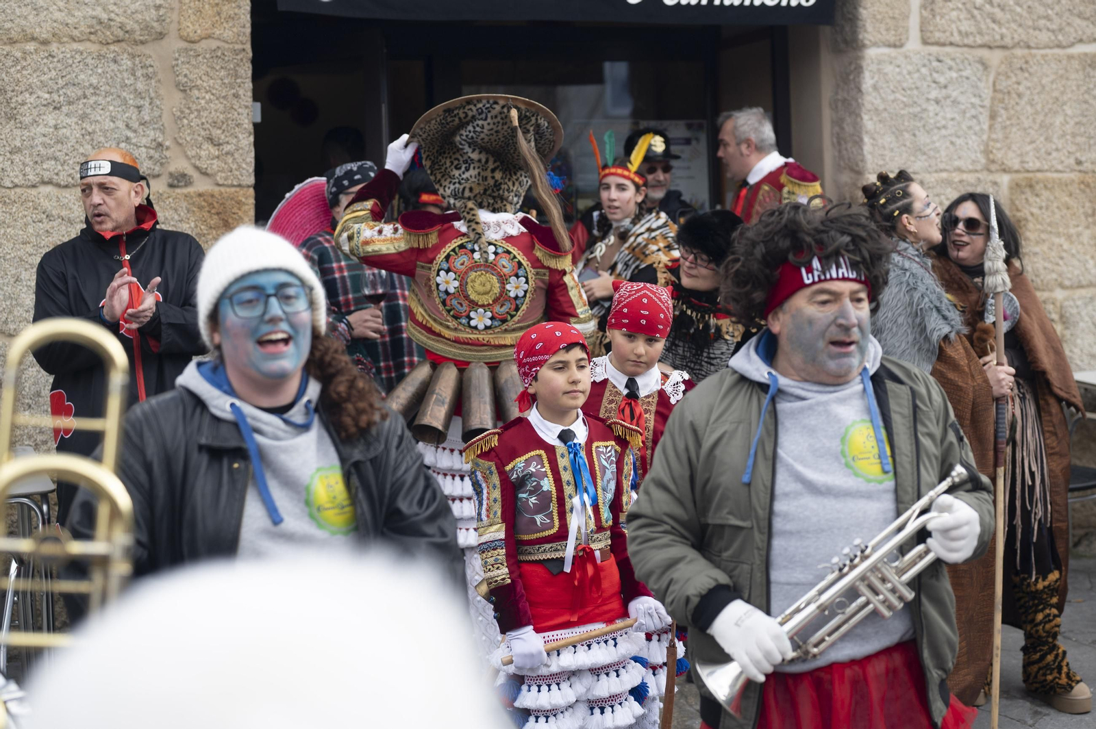 El Entroido de Cualedro desborda tradición, en fotos