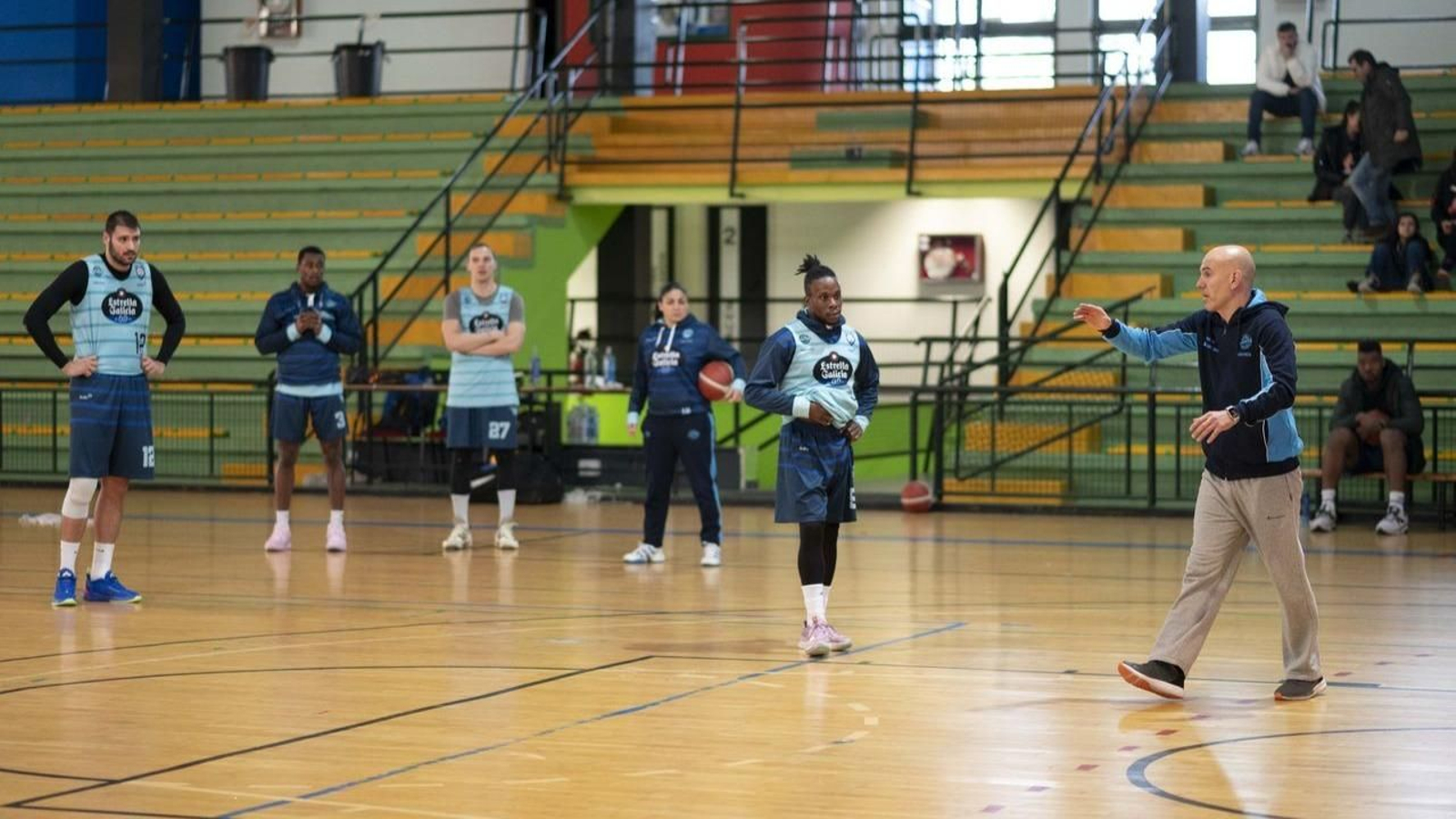 Félix Alonso habla sus jugadores en el entrenamiento en Celanova (Foto: Martiño Pinal).