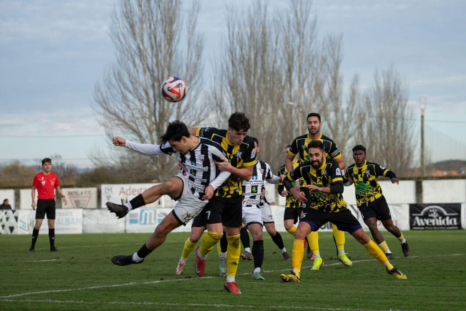 Mauro Sabucedo, jugador del Antela, es molestado en el área en su intento por rematar un saque de esquina.