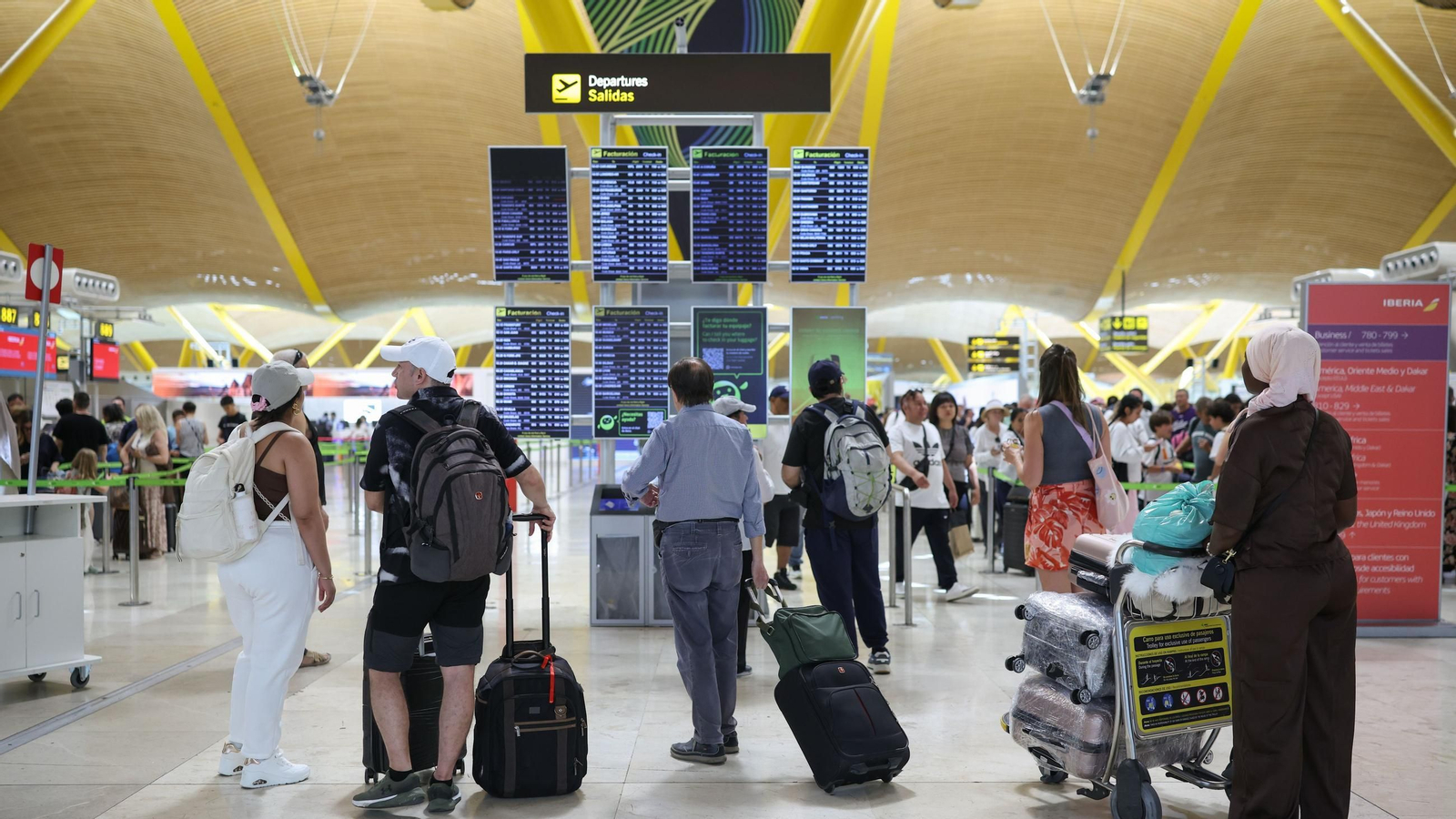 Varios grupos de viajeros en el Aeropuerto Adolfo Suárez Madrid-Barajas.