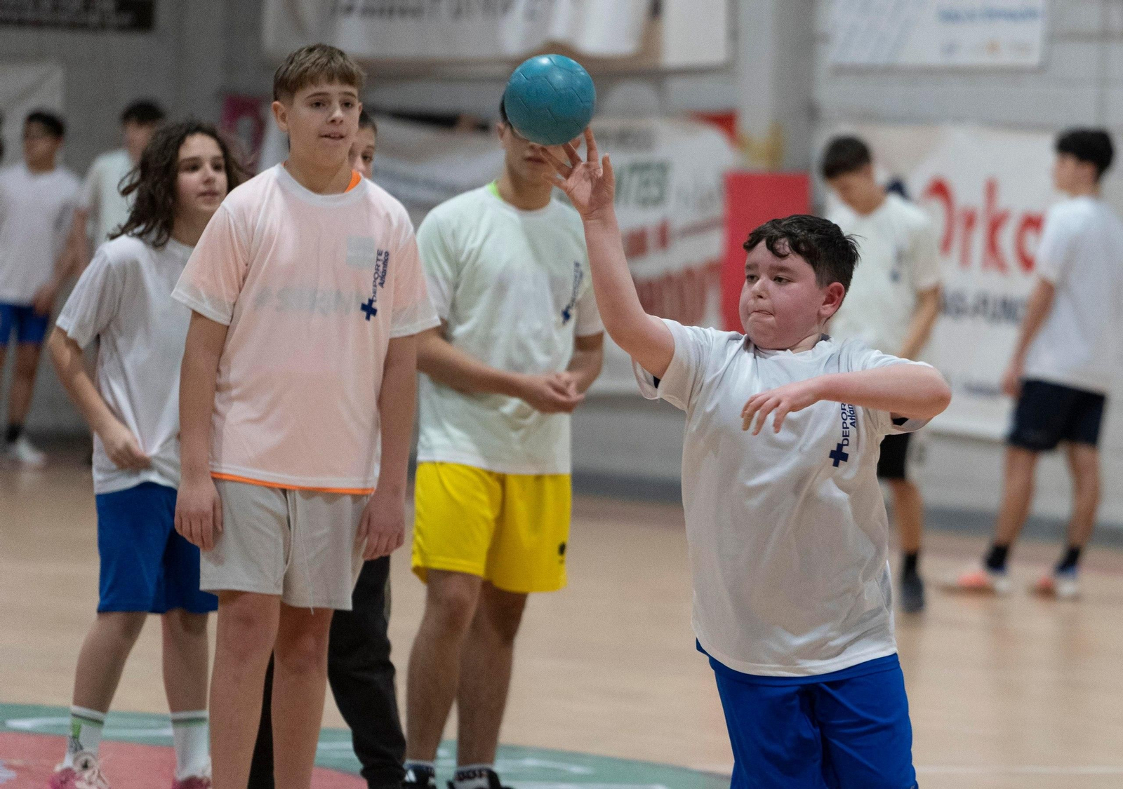 Galería | Chapela acoge un entrenamiento multigeneracional de balonmano