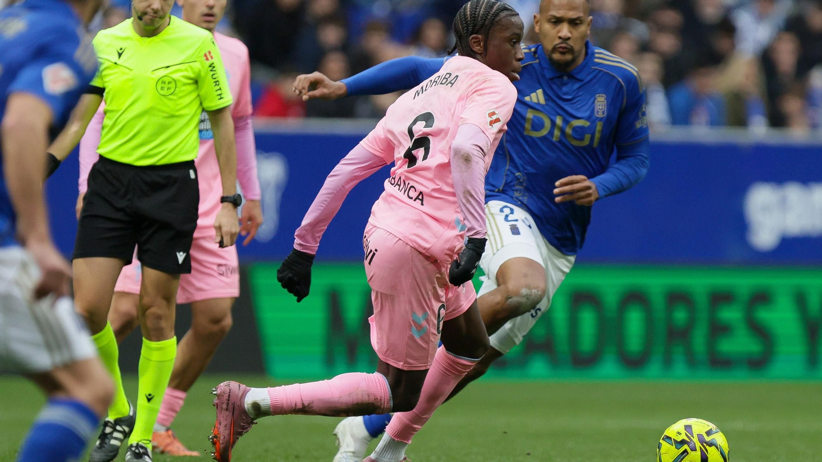 Ilaix Moriba conduce el balón en el partido de ayer disputado en Oviedo entre el Celta y el conjunto asturiano.