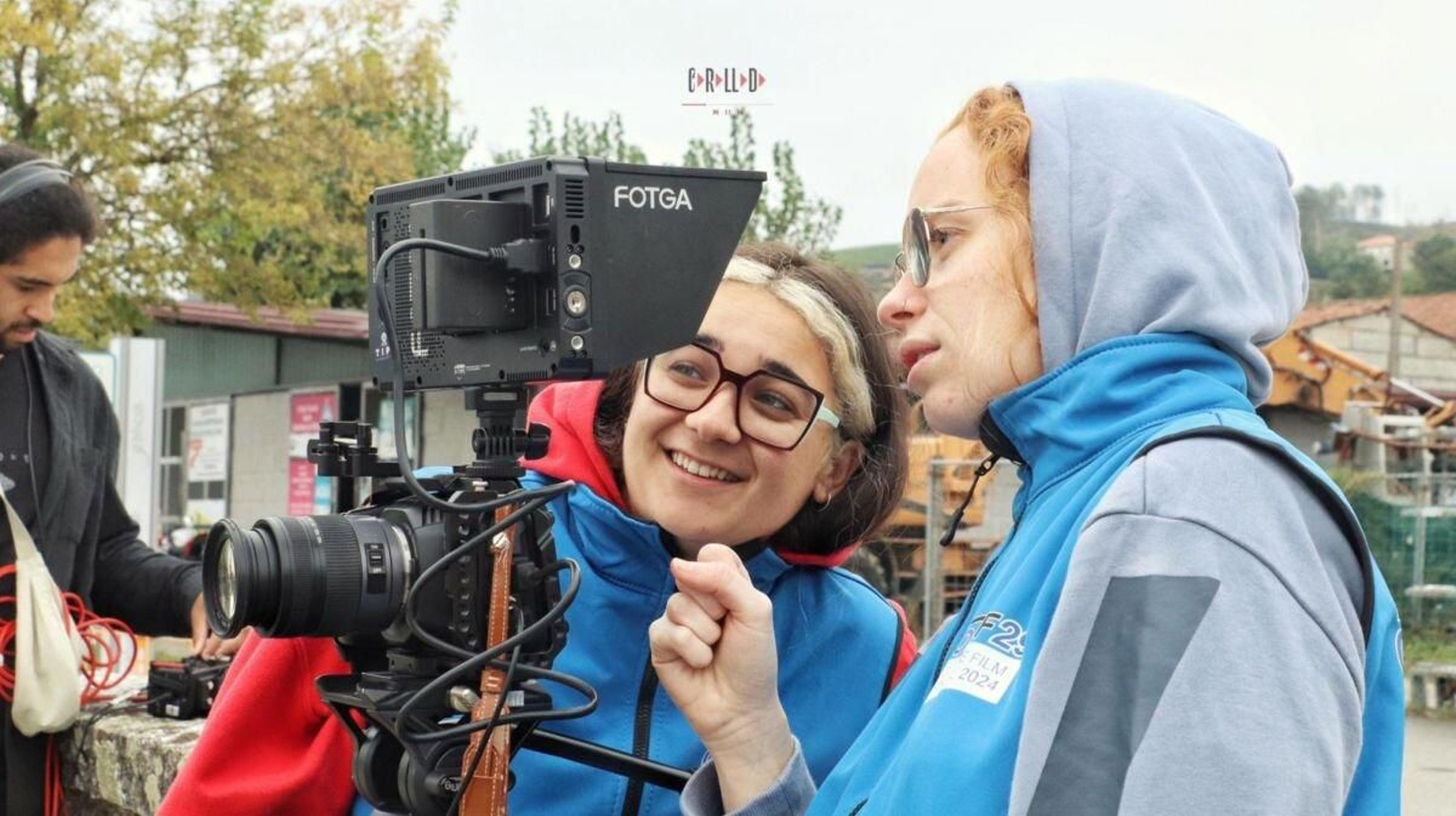Teresa Soto (esquerda) xunto a Marcela Villaverde (dereita) durante a gravación de “A que garda sempre ten”.