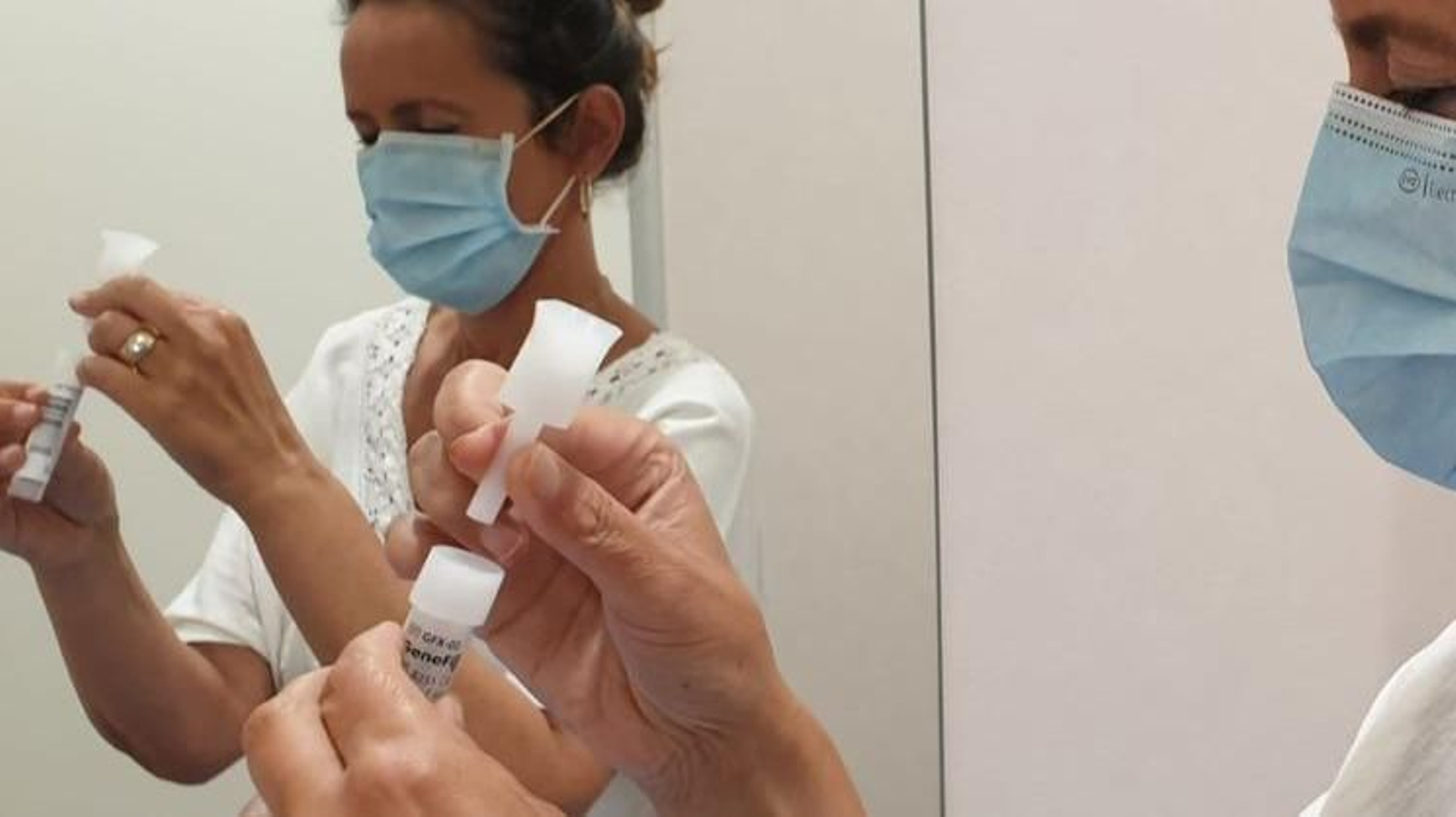 Profesionales sanitarios ya probaron el test de saliva diseñado en el Complejo Hospitalario Universitario Vigués.