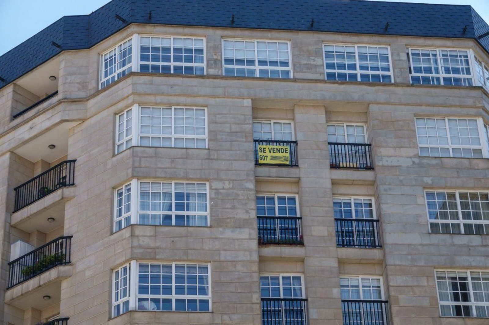 Un inmueble, con el cartel de ‘se vende’ en Vigo.