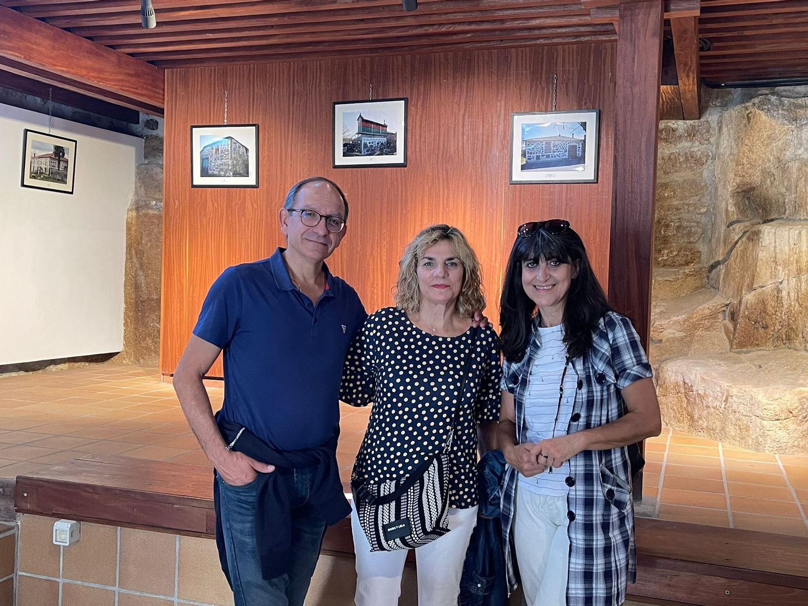 Os turistas visitan a mostra de Mar López.