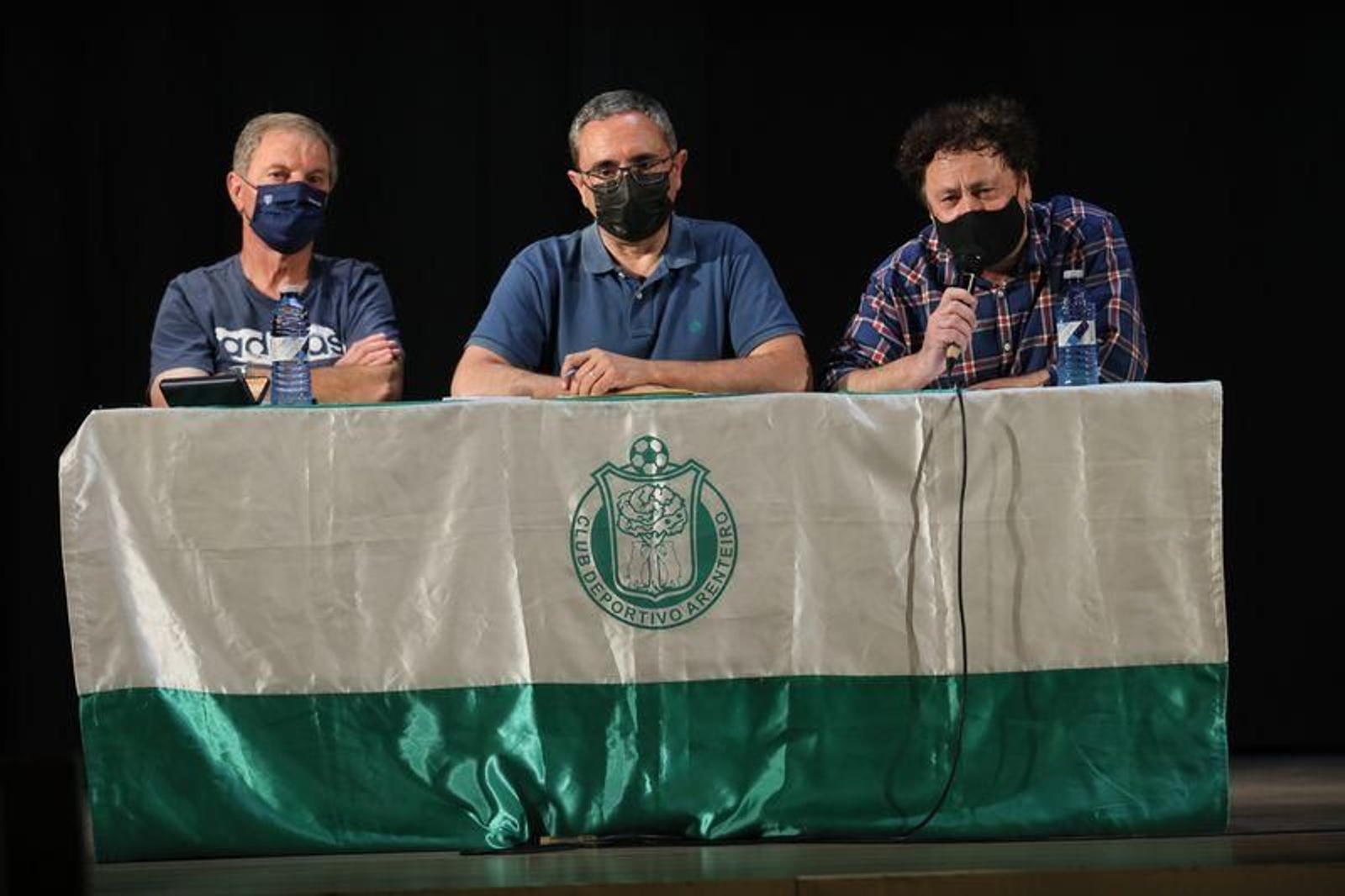 Directiva del Arenteiro, con Argimiro Marnotes en el centro (JOSÉ PAZ).