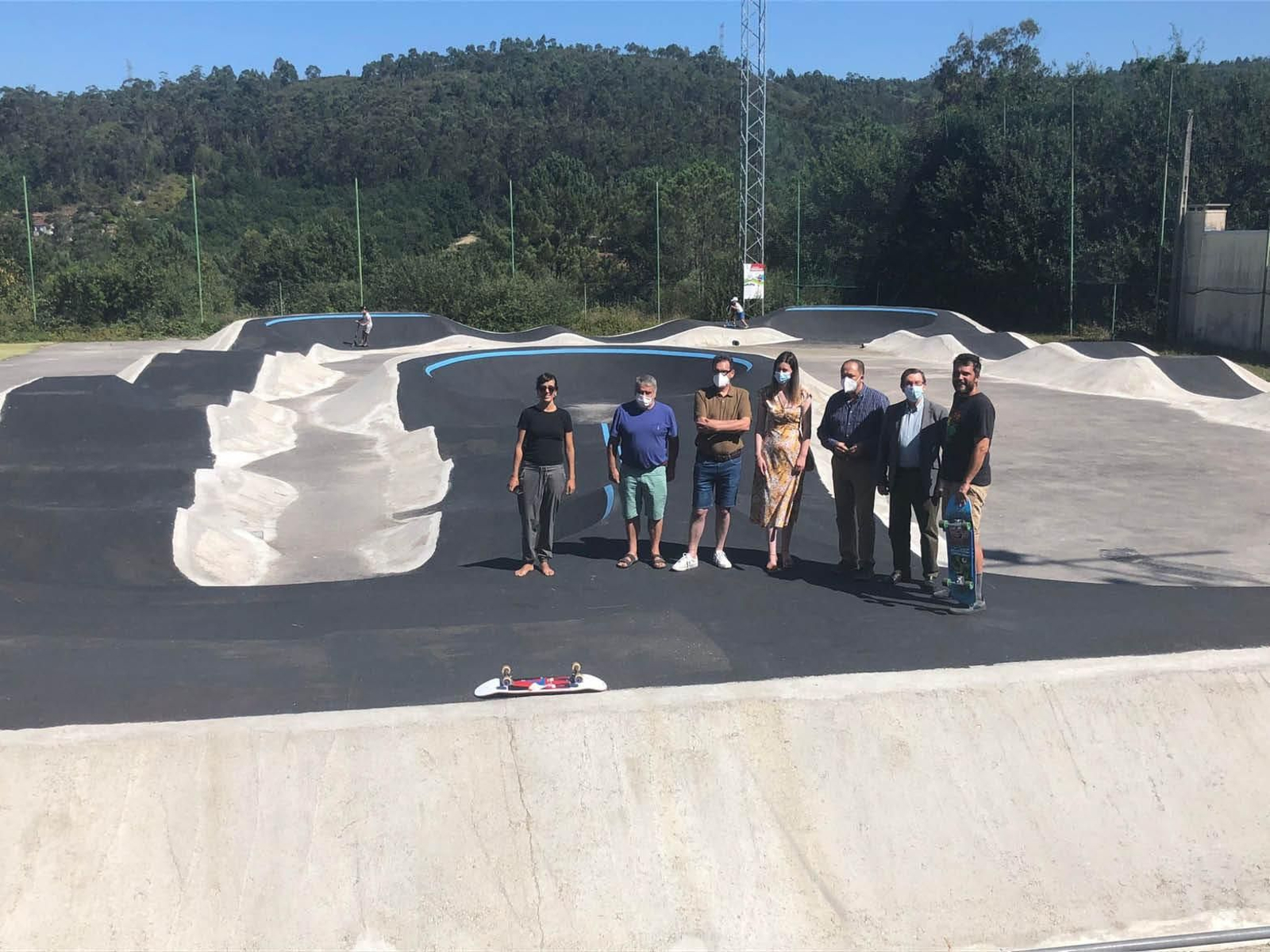 La pista está situada en el antiguo campo de la Avenida Grupo Escolar, en el casco urbano.