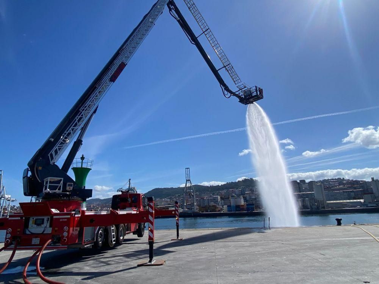El ejercicio de Bomberos realizado ayer en el puerto.