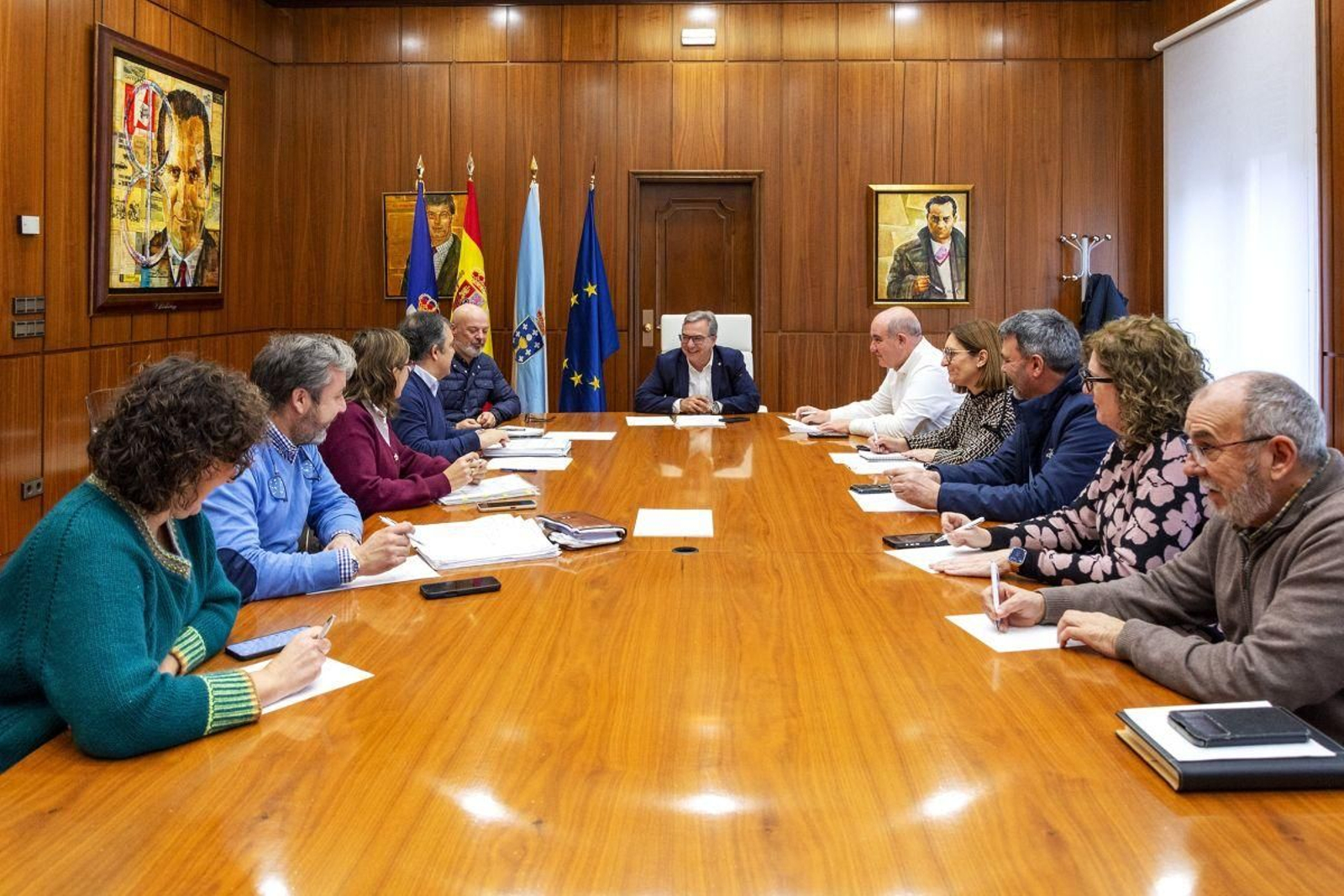 Luis Menor con los alcaldes del plan de acción integrado “Futuro Verde do Alto Támega”.