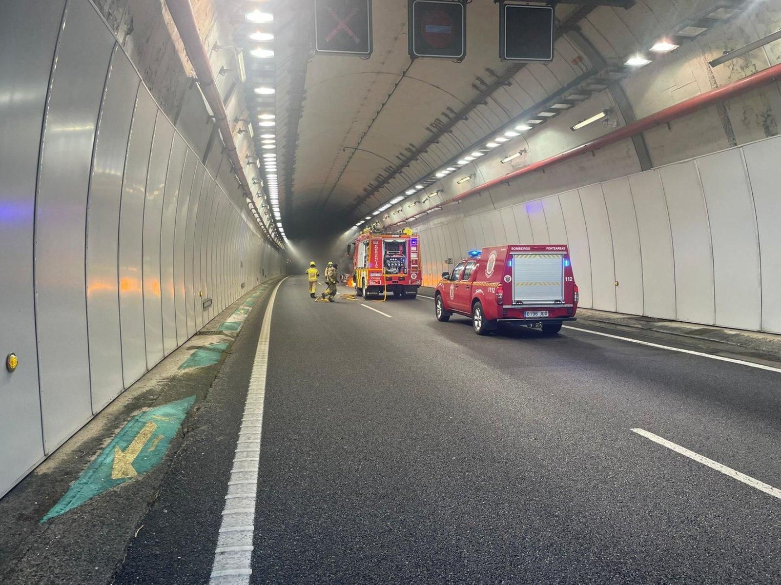 Actuación de los bomberos. Hasta el punto del accidente se movilizaron al menos dos dotaciones para sofocar las llamas en el interior del túnel de O Folgoso.