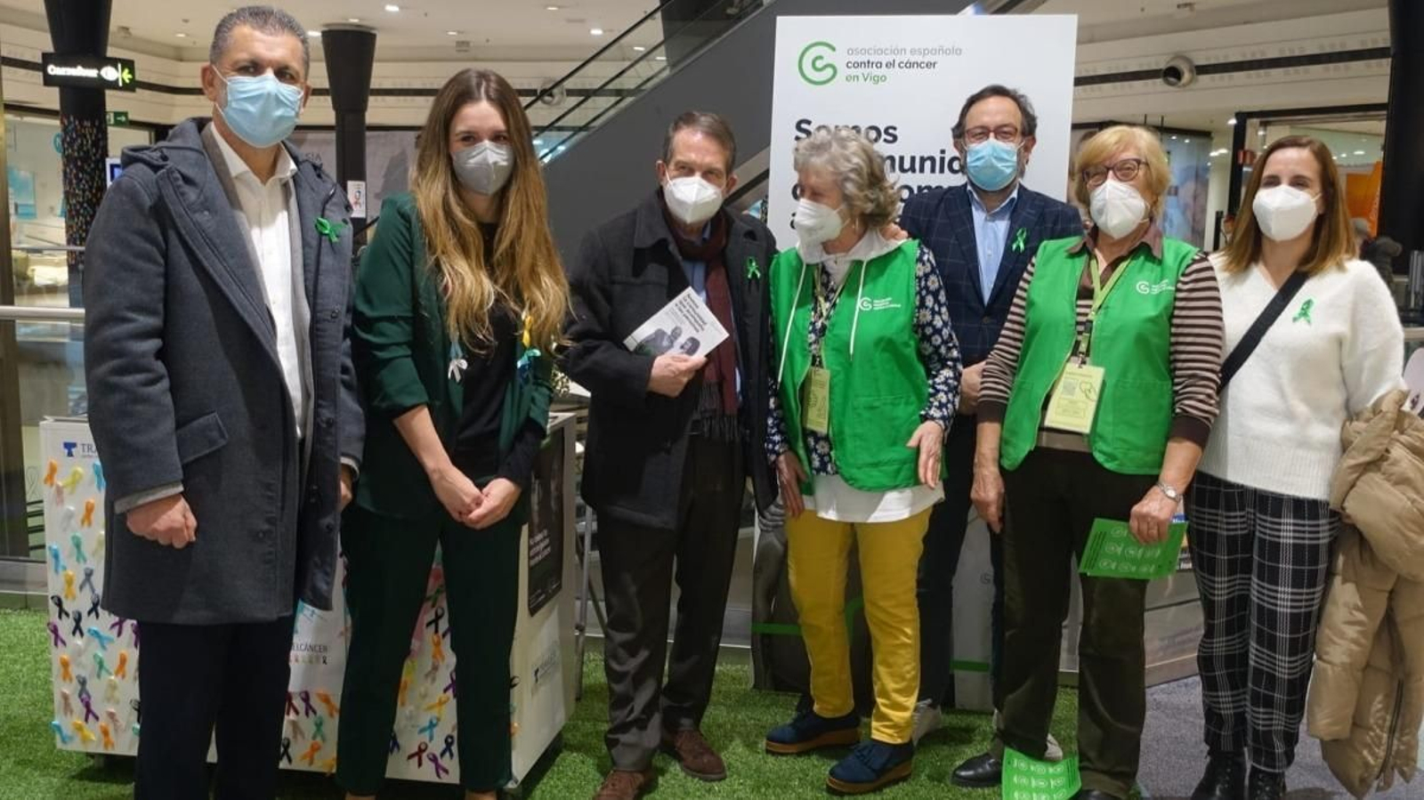 El alcalde y varios concejales, con los representantes de la Asociación Española contra el Cáncer.