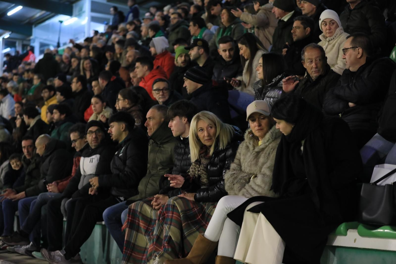 Galería | El frío domina el derbi ourensano entre Arenteiro y Ourense CF en Espiñedo