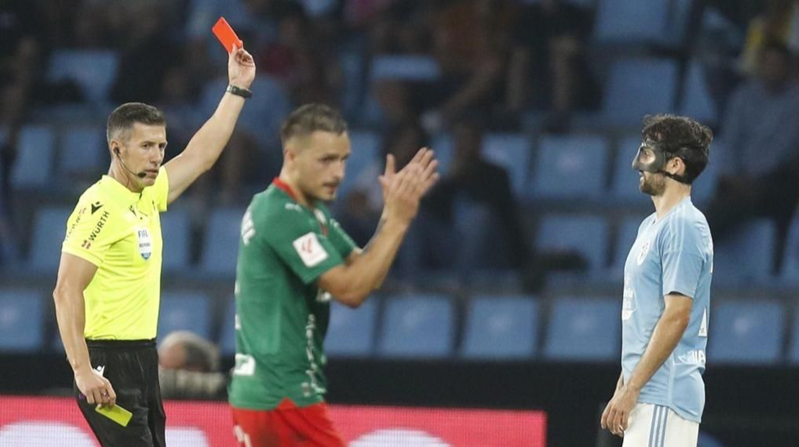 La expulsión de De la Torre dejó al Celta con uno menos y facilitó la superioridad del Alavés.