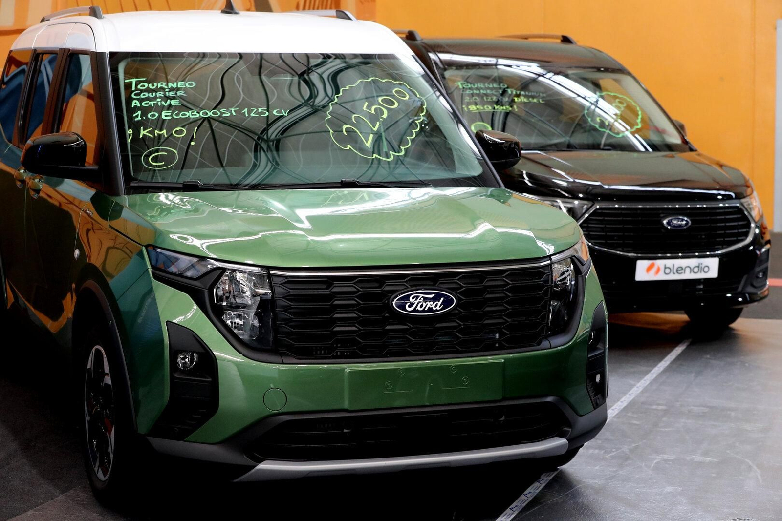 Coche expuesto de marca Ford con los datos de venta y características del propio vehículo.