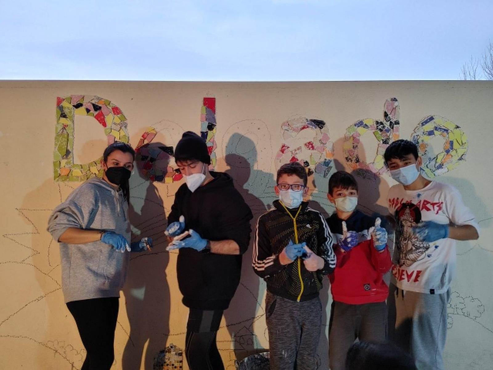 Un grupo de Primaria durante
a súa participación no mural.