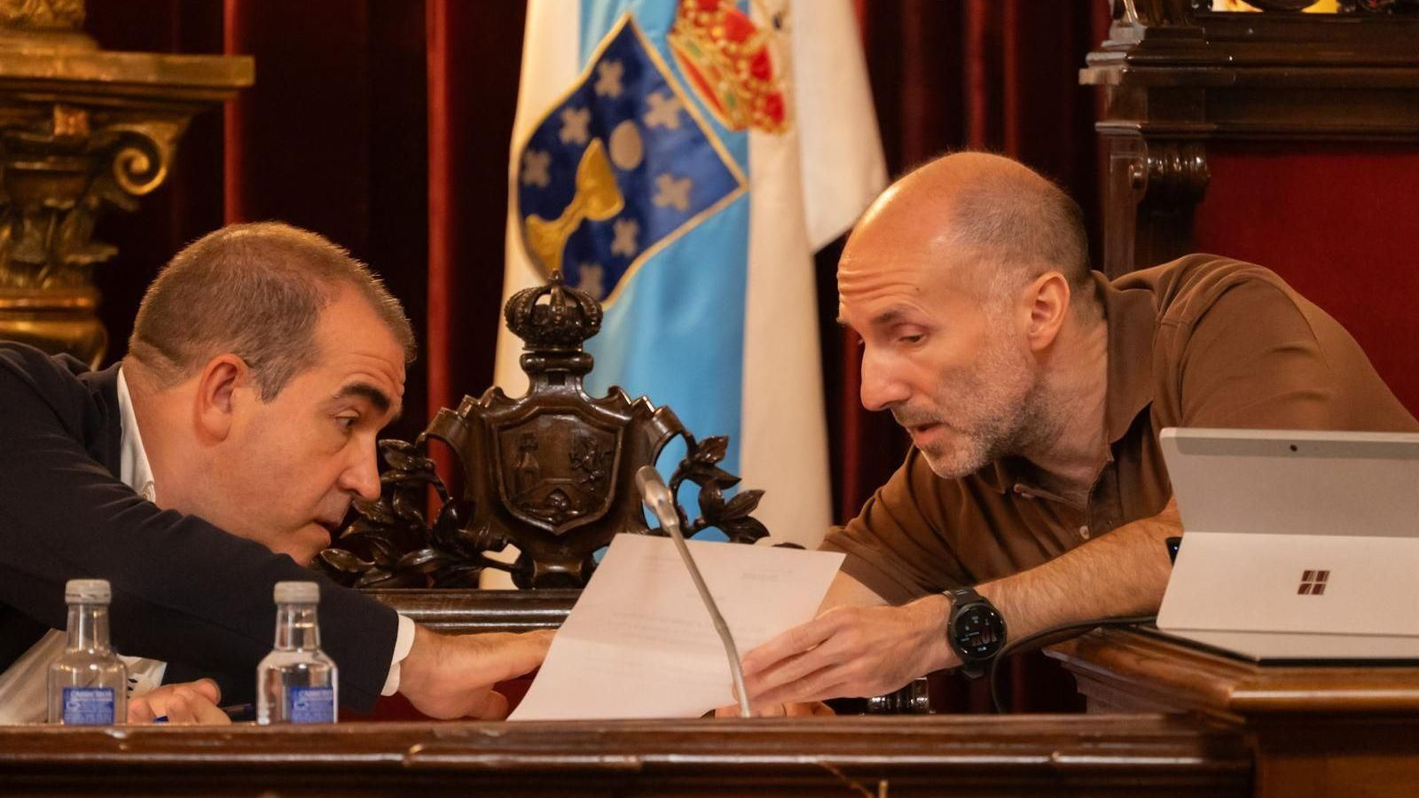 Gonzalo Pérez Jácome con Paco Cacharro, secretario del pleno del Concello de Ourense, durante la sesión