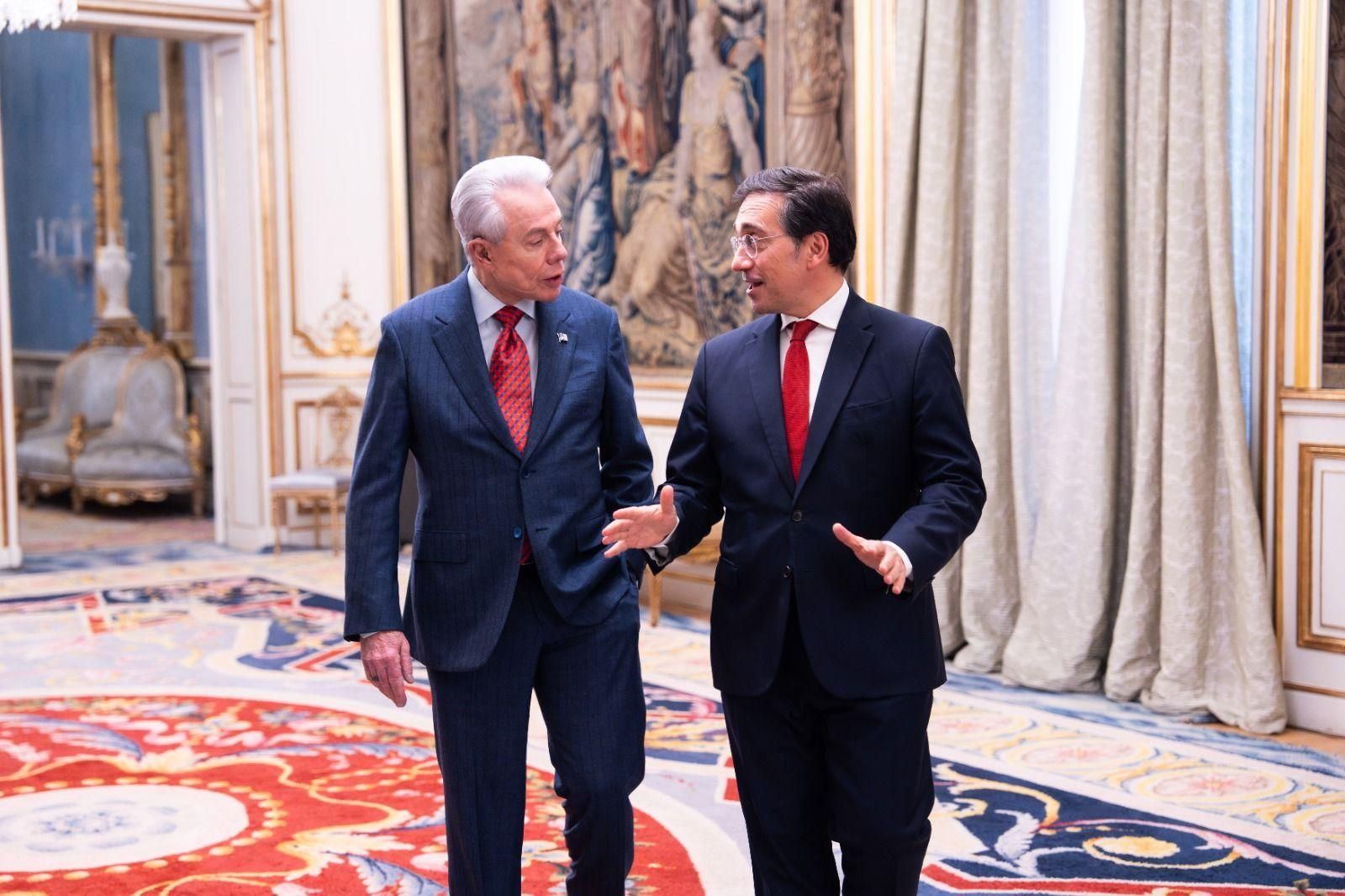 El ministro de Exteriores (derecha) junto al embajador de Estados Unidos en España