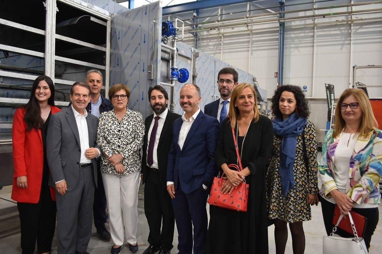 Secretaria de Estado, a la izquierda del alcalde, con delegado de Zona Franca y presidenta de la Diputación en Hermasa.