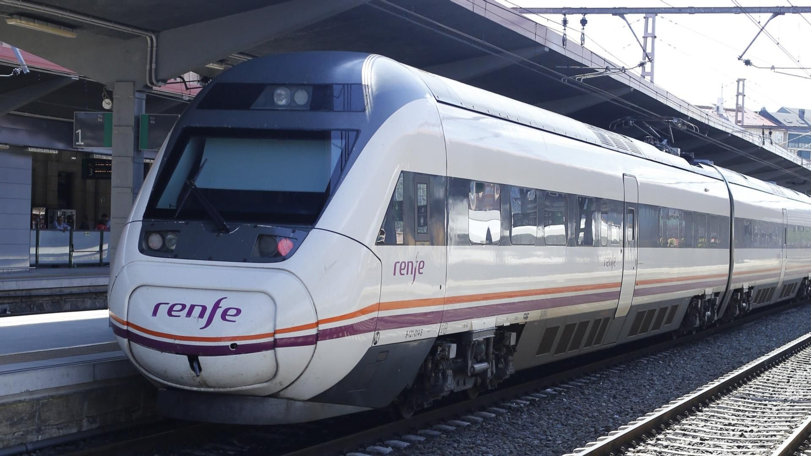 Un tren Alvia en la Estación Empalme de Ourense (XESÚS FARIÑAS).