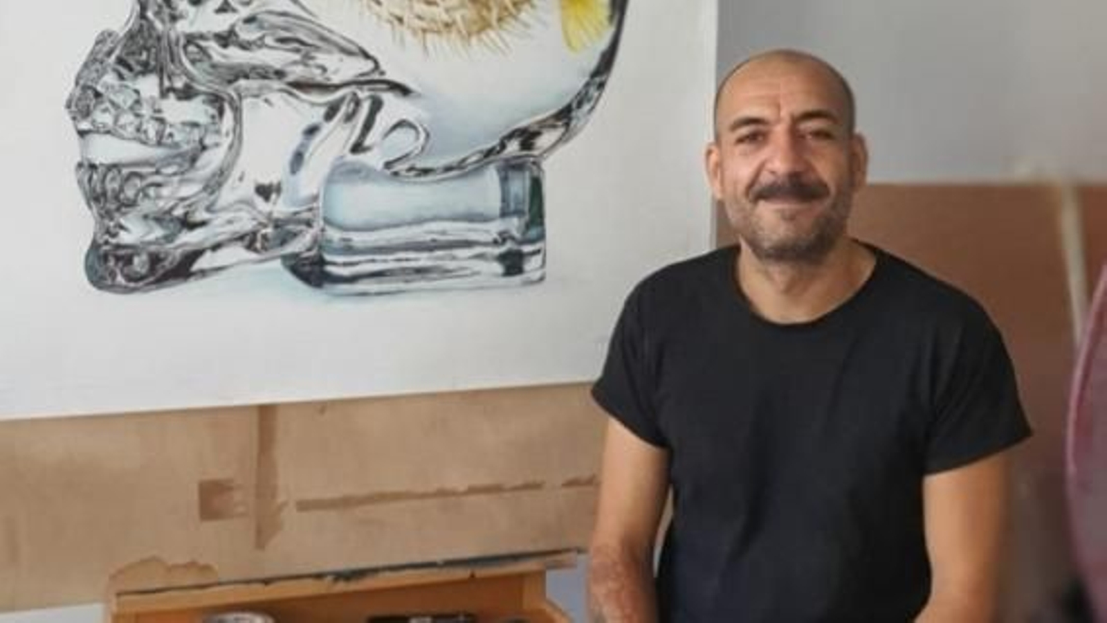 Marcos Puhinger, con su calavera realizada a bolígrafo.