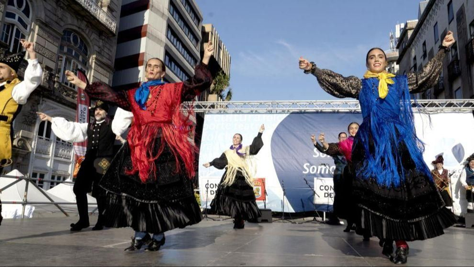 Más de 400 artistas y 23 agrupaciones locales se citan en la Porta do Sol.
