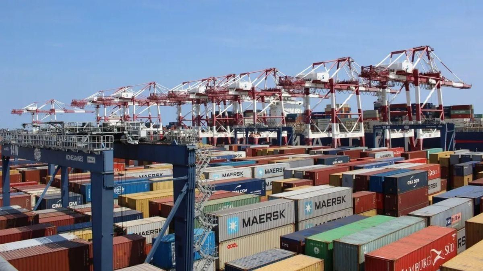 Contenedores en el puerto de Barcelona.