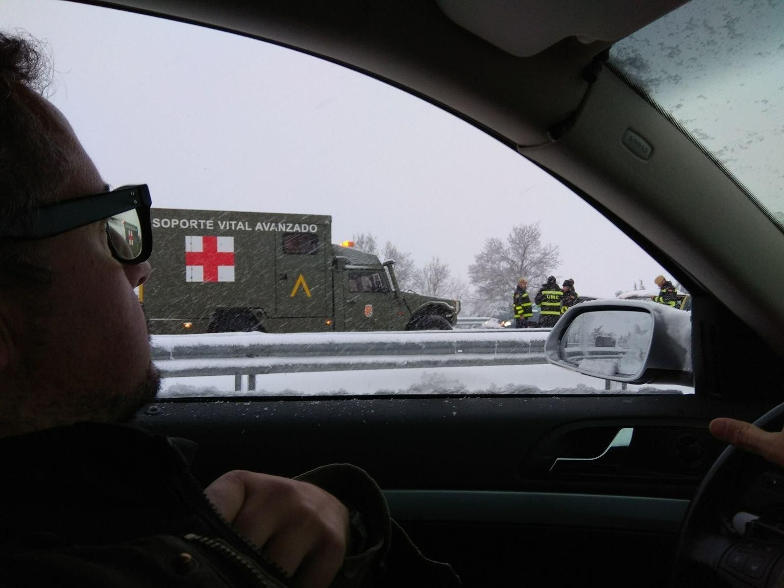 José Rúas observa a efectivos de la UME durante su encierro forzoso en la AP-6.