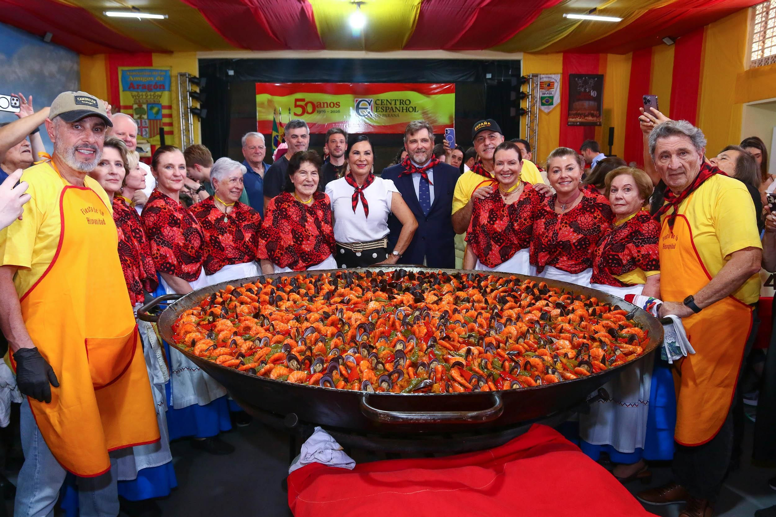 Una gran paella presidió los actos del 50 aniversario y la Fiesta Nacional