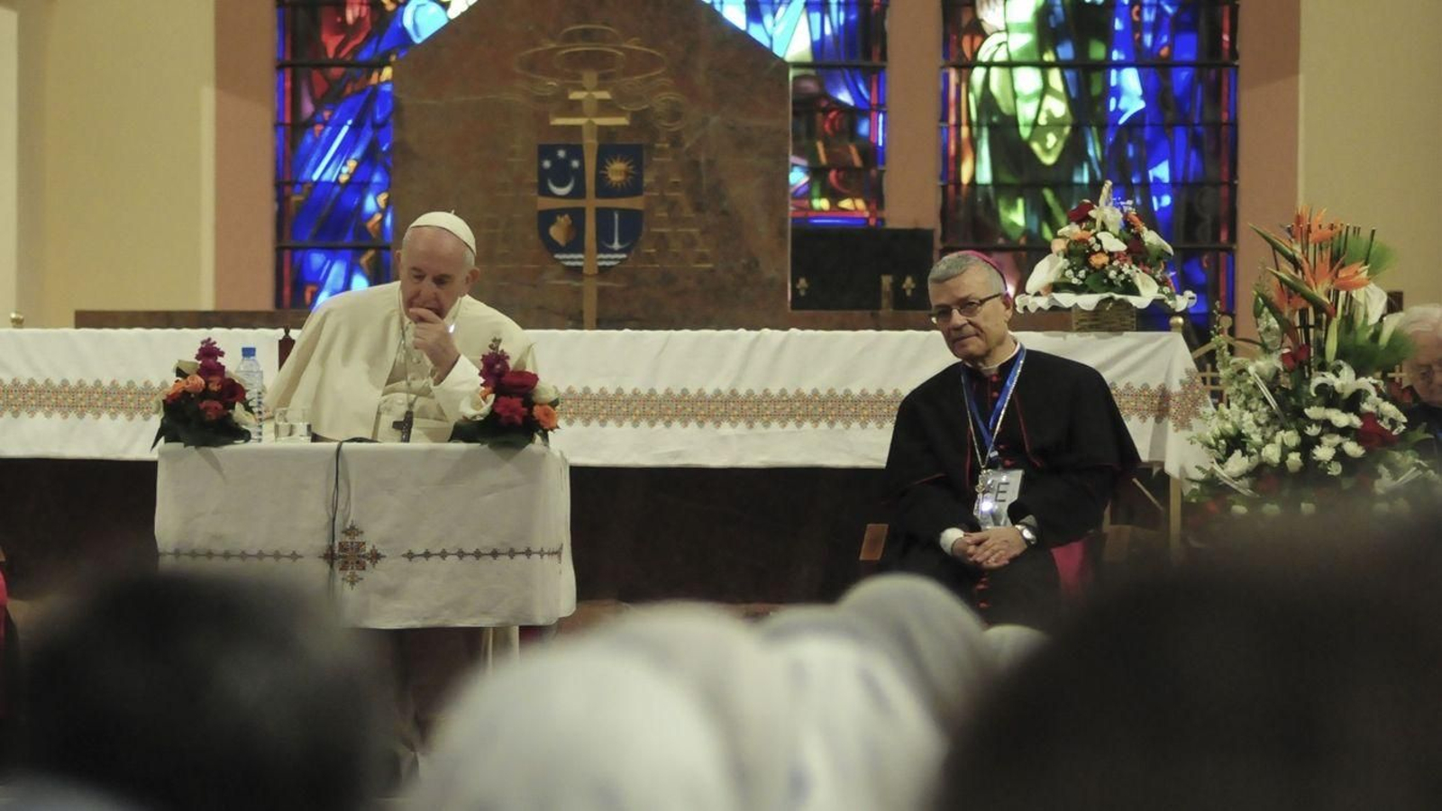 El arzobispo de Rabat, Cristóbal López Romero, con el papa en 2019.