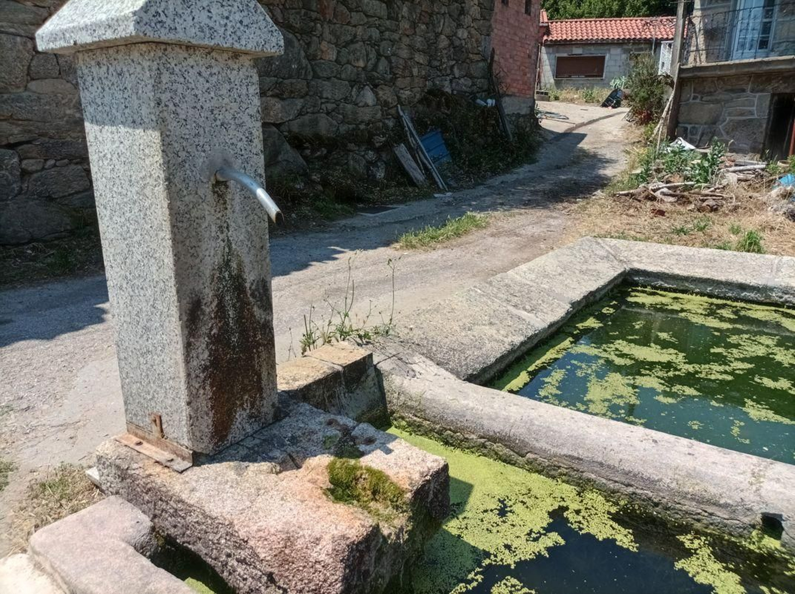 Una de las fuentes del pueblo de San Mamede en las que ayer no corría el agua. (P.P.)
