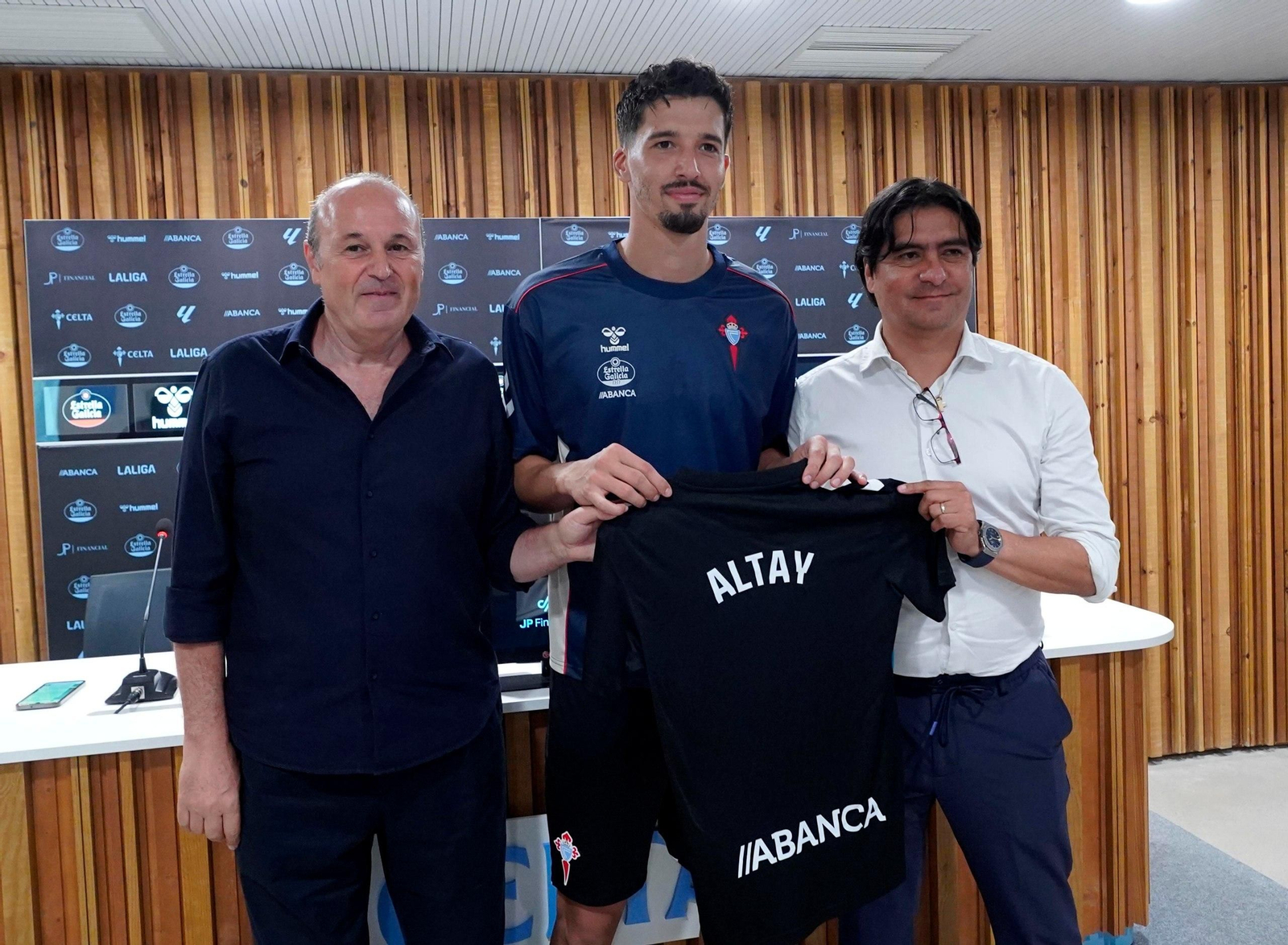 Presentación del portero celeste Altay Bayindir.