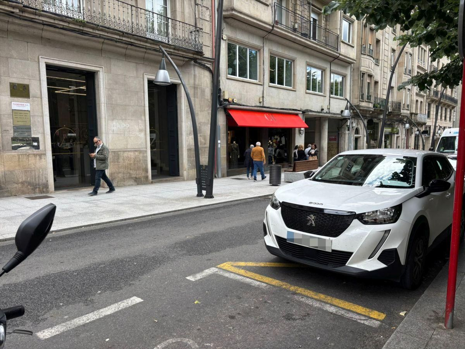 Coche mal aparcado en Ourense
