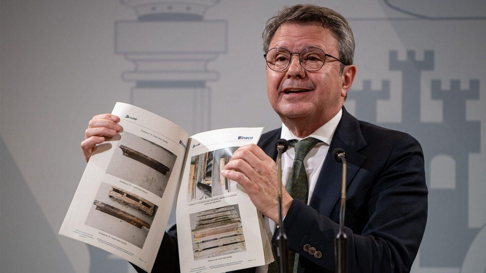 El secretario de Estado de Transportes, José Antonio Santano, en rueda de prensa este martes en la Delegación del Gobierno en Catalunya.