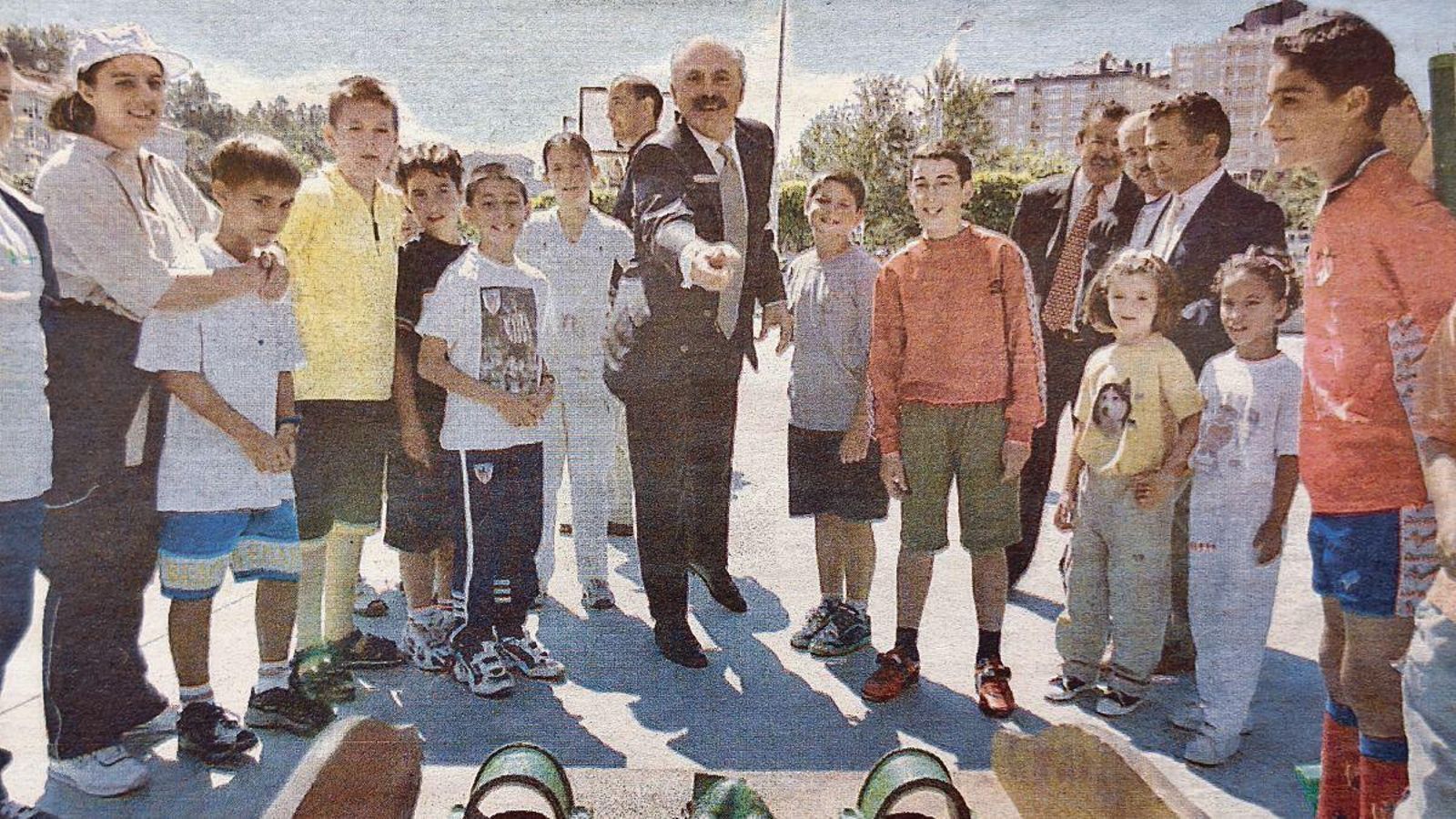 El alcalde Manuel Cabezas jugando a la rana con los niños en la inauguración del parque.