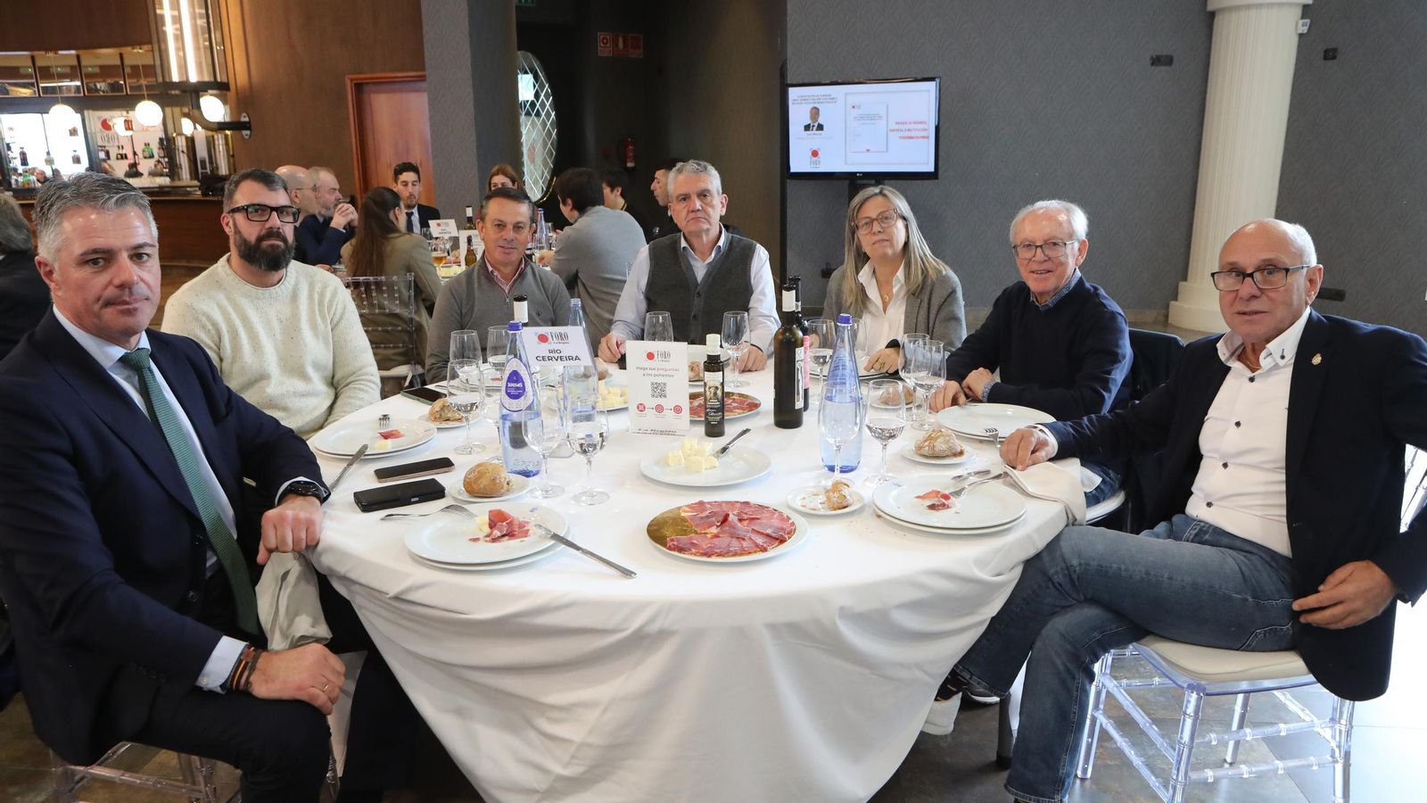 18.12.2025.Ourense.Carballeira de Snt Cruz.Foro La Región.Luis Menor presenta Fernando Alañón.
Mesa Rio Cerveira.